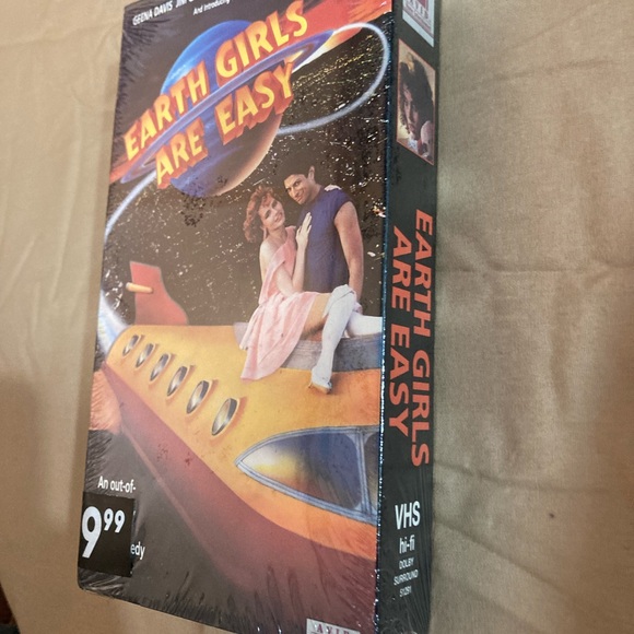 Earth Girls Are Easy Sealed VHS RARE - Picture 3 of 6
